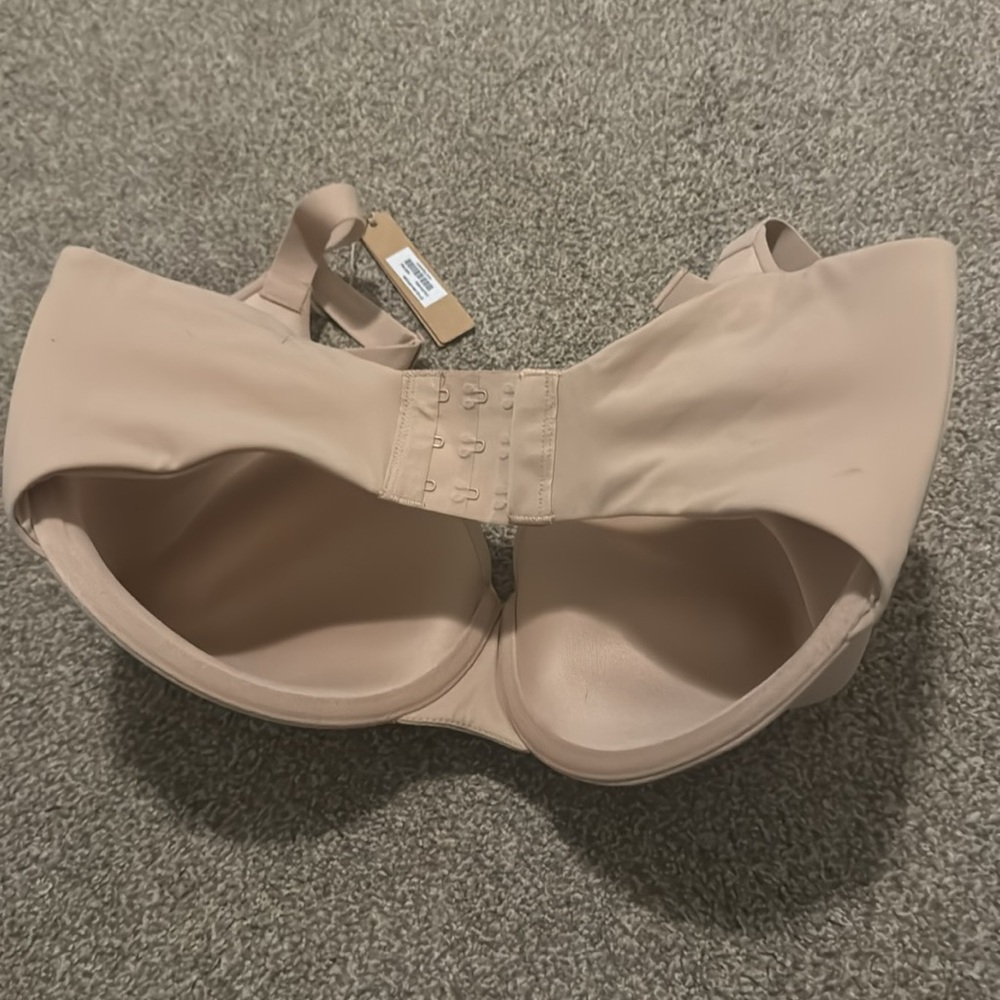 Skims Fits Everybody T-Shirt Bra - Picture 6 of 8